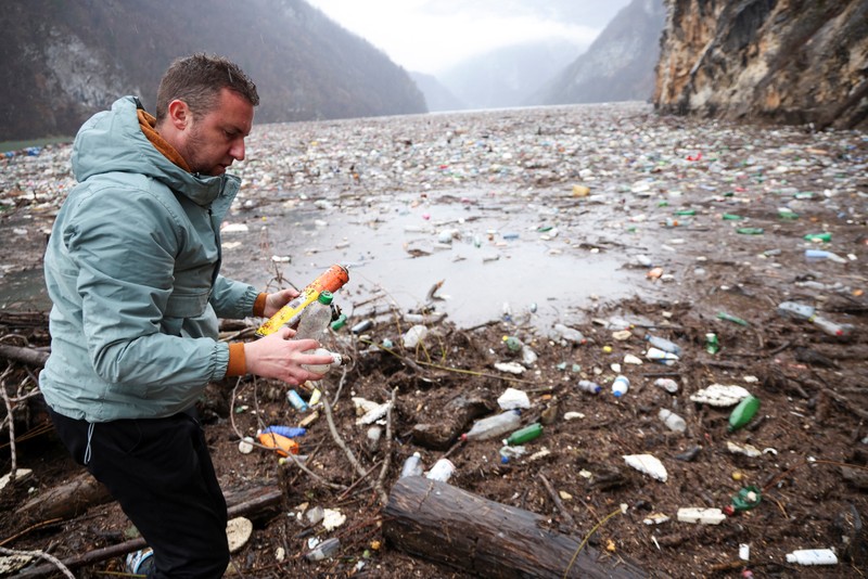 Tumpukan sampah terapung di sungai Bosnia berdampak pada kesehatan. (REUTERS/Amel Emric)