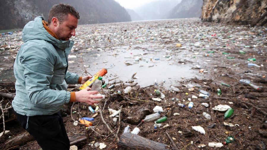 Tumpukan sampah terapung di sungai Bosnia berdampak pada kesehatan. (REUTERS/Amel Emric)