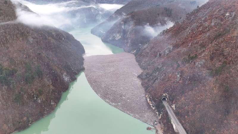 Tumpukan sampah terapung di sungai Bosnia berdampak pada kesehatan. (REUTERS/Amel Emric)