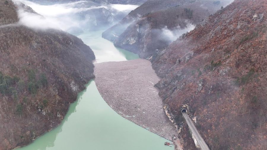 Tumpukan sampah terapung di sungai Bosnia berdampak pada kesehatan. (REUTERS/Amel Emric)