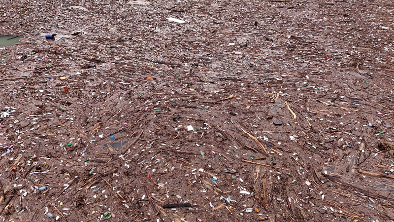 Tumpukan sampah terapung di sungai Bosnia berdampak pada kesehatan. (REUTERS/Amel Emric)