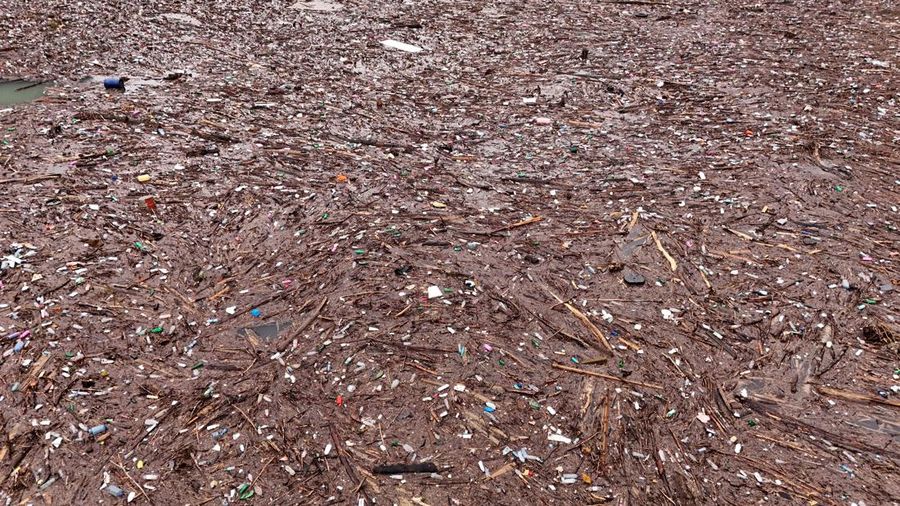 Tumpukan sampah terapung di sungai Bosnia berdampak pada kesehatan. (REUTERS/Amel Emric)