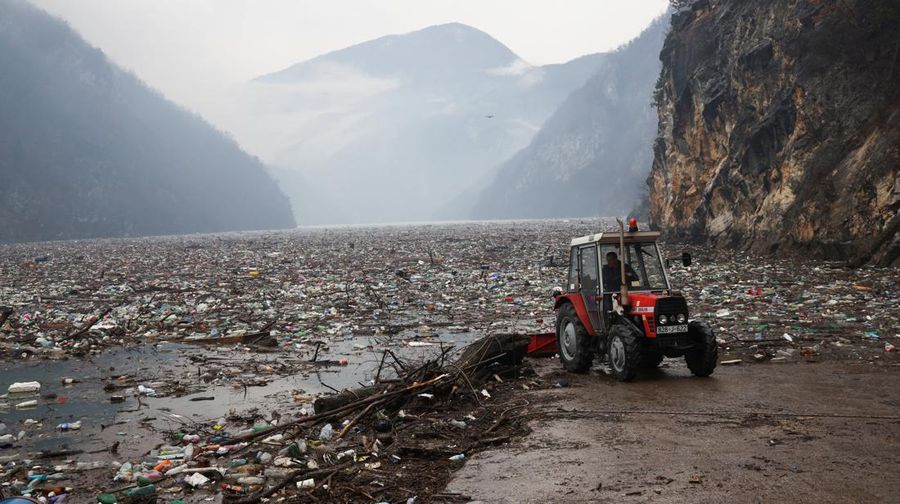 Tumpukan sampah terapung di sungai Bosnia berdampak pada kesehatan. (REUTERS/Amel Emric)
