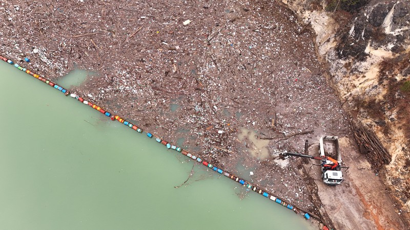 Tumpukan sampah terapung di sungai Bosnia berdampak pada kesehatan. (REUTERS/Amel Emric)