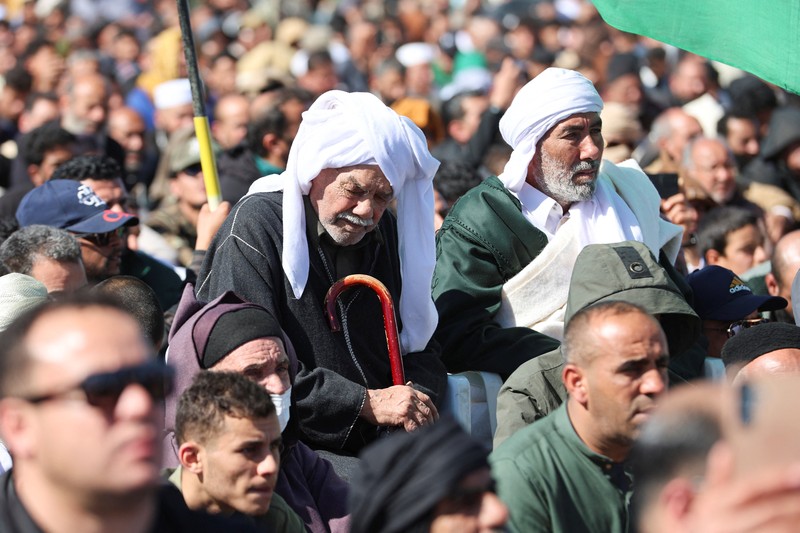 Upacara pemakaman Saif al-Islam Khadafi yang digelar pada Jumat (6/2) lalu dihadiri ribuang pelayat. (REUTERS/Khaled Suleiman)