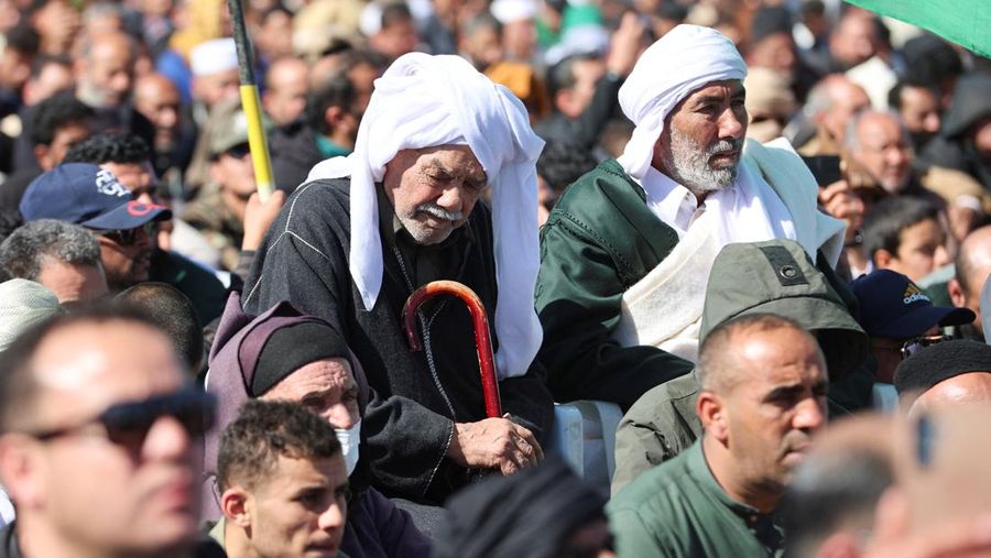 Upacara pemakaman Saif al-Islam Khadafi yang digelar pada Jumat (6/2) lalu dihadiri ribuang pelayat. (REUTERS/Khaled Suleiman)