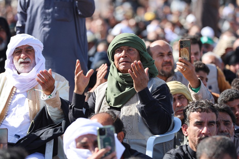 Upacara pemakaman Saif al-Islam Khadafi yang digelar pada Jumat (6/2) lalu dihadiri ribuang pelayat. (REUTERS/Khaled Suleiman)