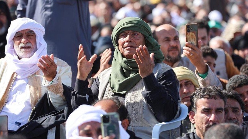 Upacara pemakaman Saif al-Islam Khadafi yang digelar pada Jumat (6/2) lalu dihadiri ribuang pelayat. (REUTERS/Khaled Suleiman)
