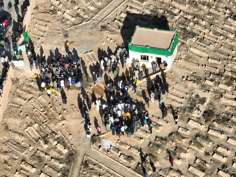 Upacara pemakaman Saif al-Islam Khadafi yang digelar pada Jumat (6/2) lalu dihadiri ribuang pelayat. (REUTERS/Khaled Suleiman)