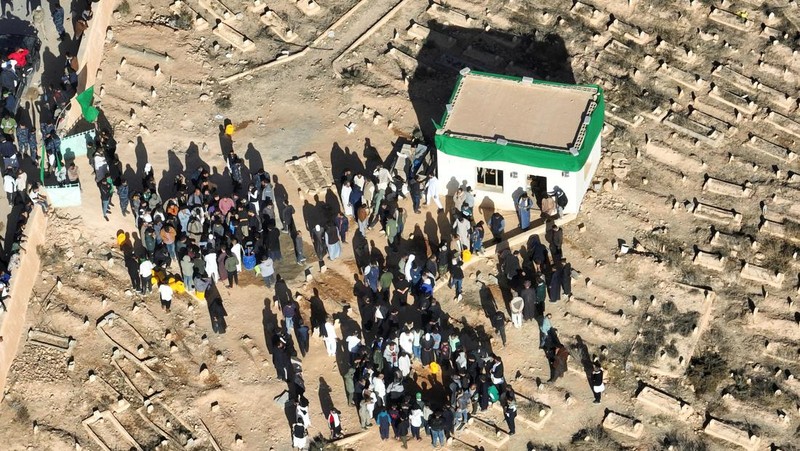 Upacara pemakaman Saif al-Islam Khadafi yang digelar pada Jumat (6/2) lalu dihadiri ribuang pelayat. (REUTERS/Khaled Suleiman)