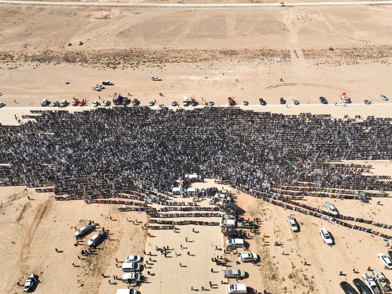 Upacara pemakaman Saif al-Islam Khadafi yang digelar pada Jumat (6/2) lalu dihadiri ribuang pelayat. (REUTERS/Khaled Suleiman)