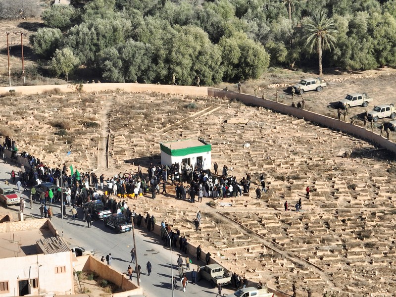 Upacara pemakaman Saif al-Islam Khadafi yang digelar pada Jumat (6/2) lalu dihadiri ribuang pelayat. (REUTERS/Khaled Suleiman)