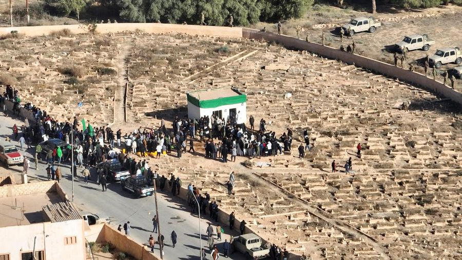 Upacara pemakaman Saif al-Islam Khadafi yang digelar pada Jumat (6/2) lalu dihadiri ribuang pelayat. (REUTERS/Khaled Suleiman)