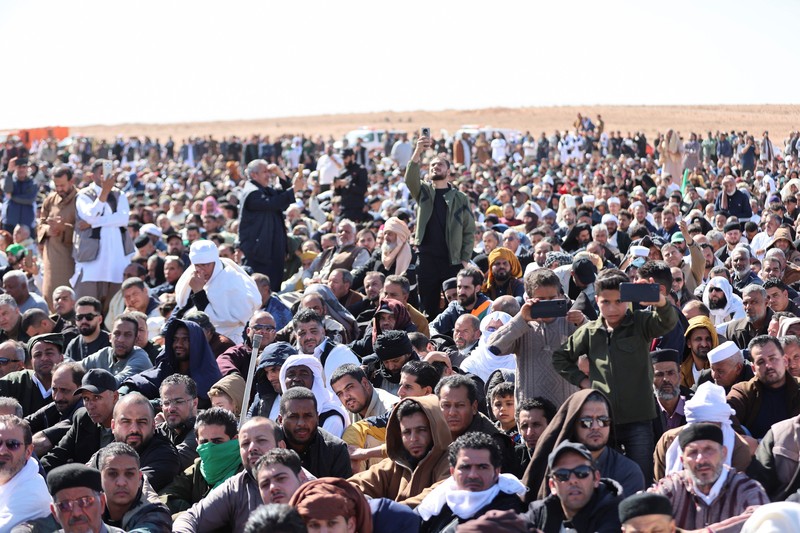 Upacara pemakaman Saif al-Islam Khadafi yang digelar pada Jumat (6/2) lalu dihadiri ribuang pelayat. (REUTERS/Khaled Suleiman)