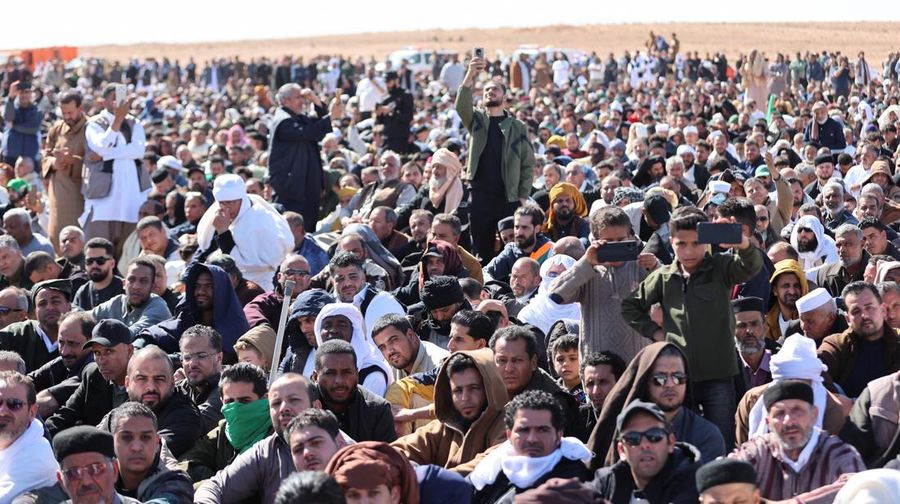 Upacara pemakaman Saif al-Islam Khadafi yang digelar pada Jumat (6/2) lalu dihadiri ribuang pelayat. (REUTERS/Khaled Suleiman)