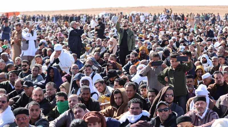 Upacara pemakaman Saif al-Islam Khadafi yang digelar pada Jumat (6/2) lalu dihadiri ribuang pelayat. (REUTERS/Khaled Suleiman)