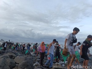 Minim Hasil Tangkapan Saat Puncak Bau Nyale, Warga Lombok Kecewa