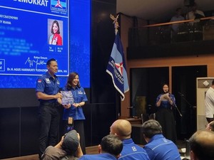 AHY Serahkan KTA Demokrat ke 48 Kader Baru, Termasuk Merry Riana