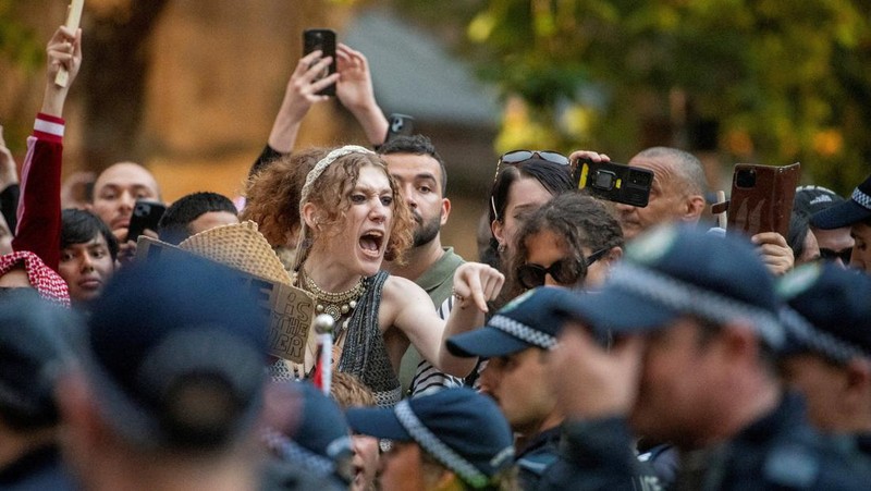 Demonstrators gather at Town Hall Square to protest against Israeli President Isaac Herzog's state visit to Australia following a deadly mass shooting during a Jewish Hanukkah celebration at Bondi Beach on December 14, 2025, in Sydney, Australia, February 9, 2026. REUTERS/Jeremy Piper &lrm;