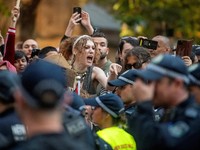 Chaos! Demo Tolak Kunjungan Presiden Israel di Tetangga RI Memanas