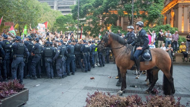 Demonstrators gather at Town Hall Square to protest against Israeli President Isaac Herzog's state visit to Australia following a deadly mass shooting during a Jewish Hanukkah celebration at Bondi Beach on December 14, 2025, in Sydney, Australia, February 9, 2026. REUTERS/Jeremy Piper &lrm;