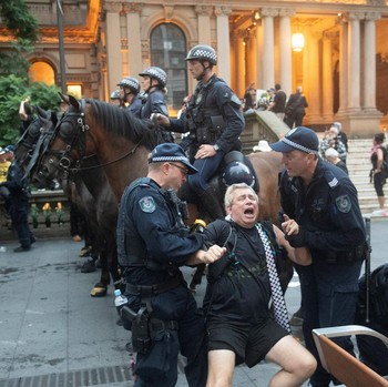 Potret Ribuan Warga Tetangga RI Demo Tolak Kedatangan Presiden Israel