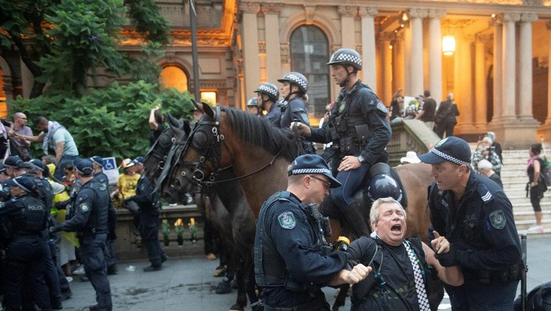Demonstrators gather at Town Hall Square to protest against Israeli President Isaac Herzog's state visit to Australia following a deadly mass shooting during a Jewish Hanukkah celebration at Bondi Beach on December 14, 2025, in Sydney, Australia, February 9, 2026. REUTERS/Jeremy Piper &lrm;