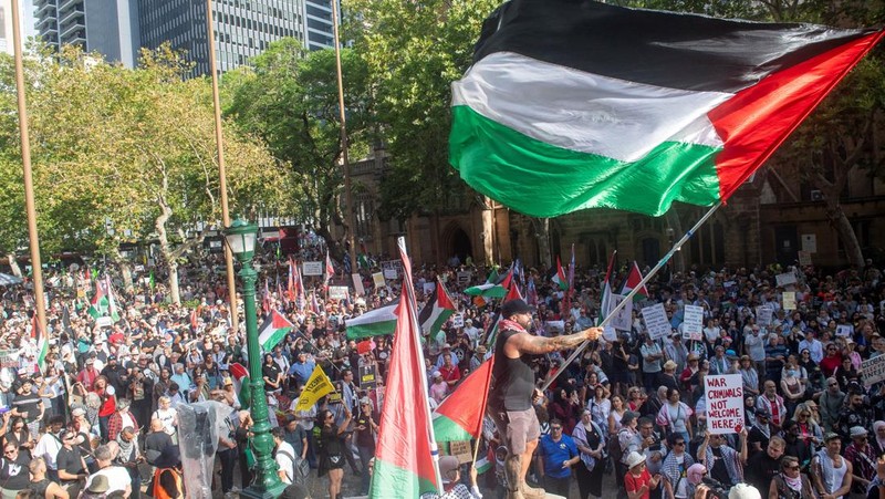 Demonstrators gather at Town Hall Square to protest against Israeli President Isaac Herzog's state visit to Australia following a deadly mass shooting during a Jewish Hanukkah celebration at Bondi Beach on December 14, 2025, in Sydney, Australia, February 9, 2026. REUTERS/Jeremy Piper &lrm;