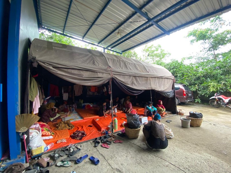 Personil BNPB melakukan asesmen di wilayah terdampak pergerakan tanah di Desa Padasari, Kecamatan Jatinegara, Kabupaten Tegal pada Minggu (8/2/2026). (Dok. BNPB)
