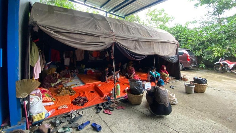 Personil BNPB melakukan asesmen di wilayah terdampak pergerakan tanah di Desa Padasari, Kecamatan Jatinegara, Kabupaten Tegal pada Minggu (8/2/2026). (Dok. BNPB)