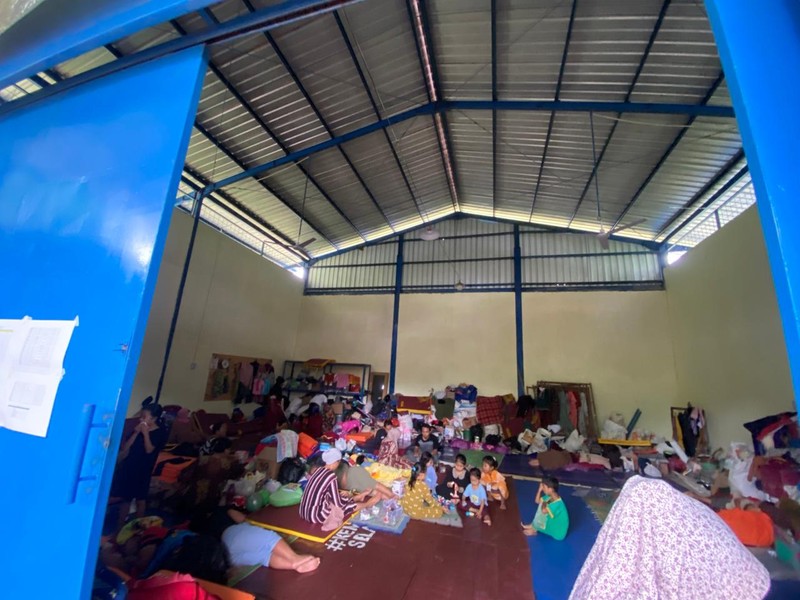 Personil BNPB melakukan asesmen di wilayah terdampak pergerakan tanah di Desa Padasari, Kecamatan Jatinegara, Kabupaten Tegal pada Minggu (8/2/2026). (Dok. BNPB)