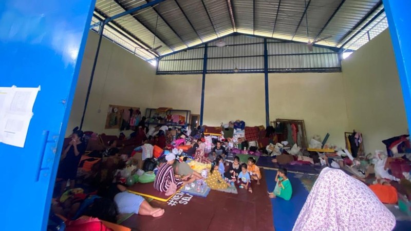 Personil BNPB melakukan asesmen di wilayah terdampak pergerakan tanah di Desa Padasari, Kecamatan Jatinegara, Kabupaten Tegal pada Minggu (8/2/2026). (Dok. BNPB)