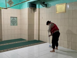 Polda Metro Bantu Bersihkan Musala yang Sempat Terendam Banjir di Jaktim