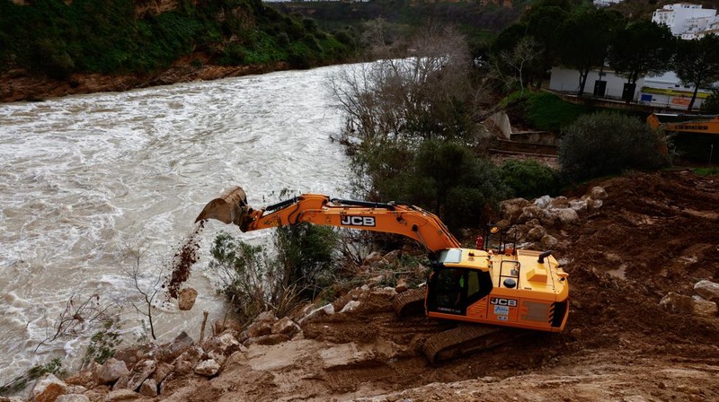 A drone view shows an isolated farm, surrounded by water, where ten thoroughbred horses and some dogs, which have gone for two days without being fed, wait for help, due to the Guadalete River overflowing, after heavy rains, as Storm Marta hits parts of Spain, in Jerez de la Frontera, Spain, February 8, 2026. REUTERS/Guillermo Martinez