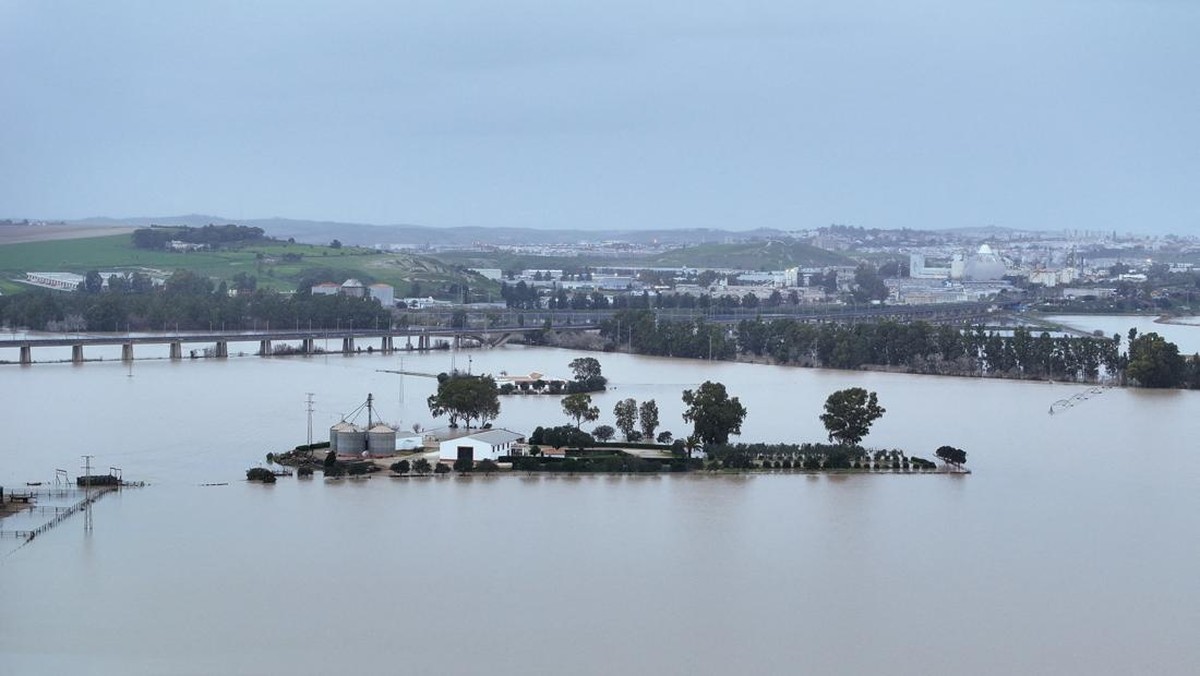 Cuaca Ekstrem Hantam Eropa, Peternakan Tenggelam dan Jalan Terputus
