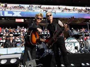 Pendukung Donald Trump Khawatir, Green Day Melunak di Super Bowl LX