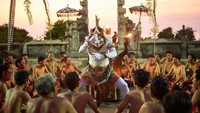 Mau Wisata Budaya di Bali? Kenali Daya Tarik Tari Kecak Uluwatu