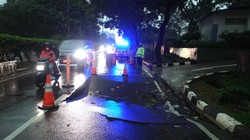 Jalan di Pademangan Jakut Amblas, Kendaraan Hanya Bisa Lewat Satu Lajur