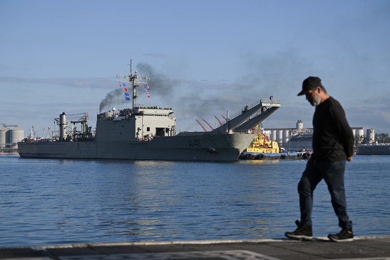 Kapal Angkatan Laut Meksiko ARM Papaloapan (A-411) berangkat dengan muatan bantuan kemanusiaan, termasuk makanan dan perlengkapan dasar lainnya, menuju Kuba, di pelabuhan Veracruz, Meksiko, 8 Februari 2026. (REUTERS/Yahir Ceballos)