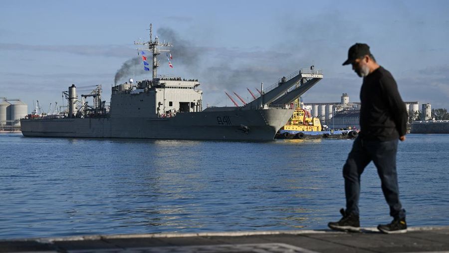 Kapal Angkatan Laut Meksiko ARM Papaloapan (A-411) berangkat dengan muatan bantuan kemanusiaan, termasuk makanan dan perlengkapan dasar lainnya, menuju Kuba, di pelabuhan Veracruz, Meksiko, 8 Februari 2026. (REUTERS/Yahir Ceballos)