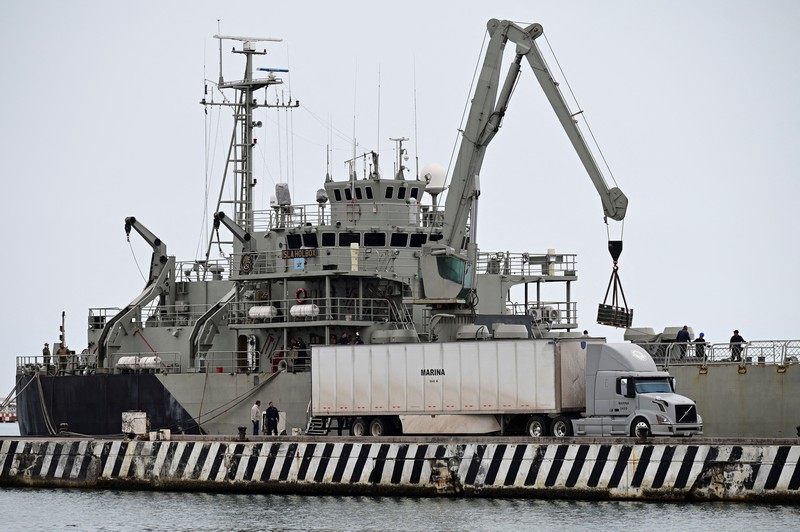 Kapal Angkatan Laut Meksiko ARM Papaloapan (A-411) berangkat dengan muatan bantuan kemanusiaan, termasuk makanan dan perlengkapan dasar lainnya, menuju Kuba, di pelabuhan Veracruz, Meksiko, 8 Februari 2026. (REUTERS/Yahir Ceballos)