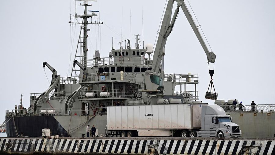 Kapal Angkatan Laut Meksiko ARM Papaloapan (A-411) berangkat dengan muatan bantuan kemanusiaan, termasuk makanan dan perlengkapan dasar lainnya, menuju Kuba, di pelabuhan Veracruz, Meksiko, 8 Februari 2026. (REUTERS/Yahir Ceballos)
