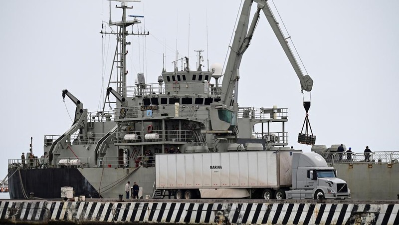 Kapal Angkatan Laut Meksiko ARM Papaloapan (A-411) berangkat dengan muatan bantuan kemanusiaan, termasuk makanan dan perlengkapan dasar lainnya, menuju Kuba, di pelabuhan Veracruz, Meksiko, 8 Februari 2026. (REUTERS/Yahir Ceballos)