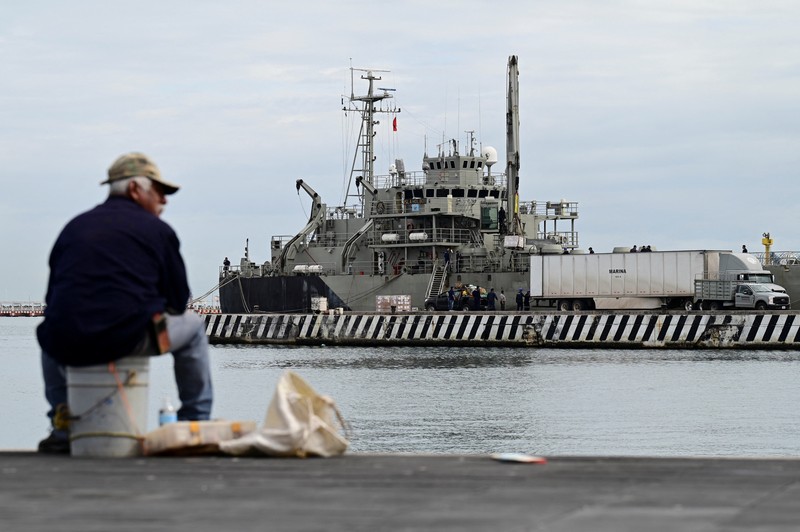 Kapal Angkatan Laut Meksiko ARM Papaloapan (A-411) berangkat dengan muatan bantuan kemanusiaan, termasuk makanan dan perlengkapan dasar lainnya, menuju Kuba, di pelabuhan Veracruz, Meksiko, 8 Februari 2026. (REUTERS/Yahir Ceballos)