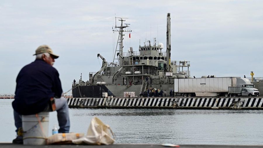 Kapal Angkatan Laut Meksiko ARM Papaloapan (A-411) berangkat dengan muatan bantuan kemanusiaan, termasuk makanan dan perlengkapan dasar lainnya, menuju Kuba, di pelabuhan Veracruz, Meksiko, 8 Februari 2026. (REUTERS/Yahir Ceballos)