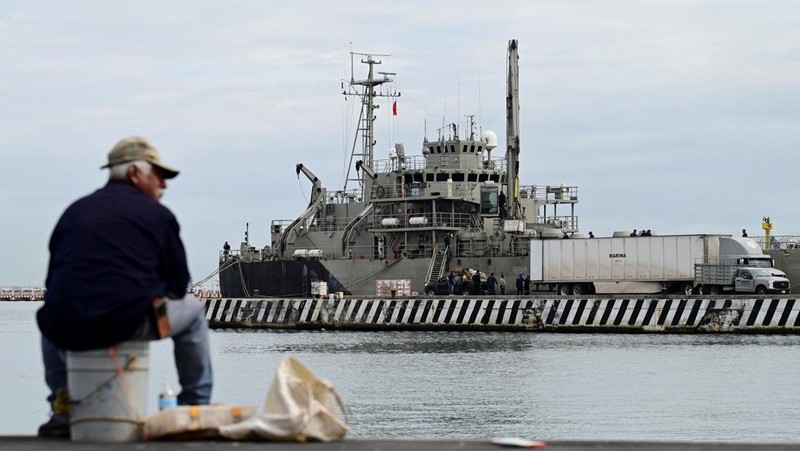 Kapal Angkatan Laut Meksiko ARM Papaloapan (A-411) berangkat dengan muatan bantuan kemanusiaan, termasuk makanan dan perlengkapan dasar lainnya, menuju Kuba, di pelabuhan Veracruz, Meksiko, 8 Februari 2026. (REUTERS/Yahir Ceballos)