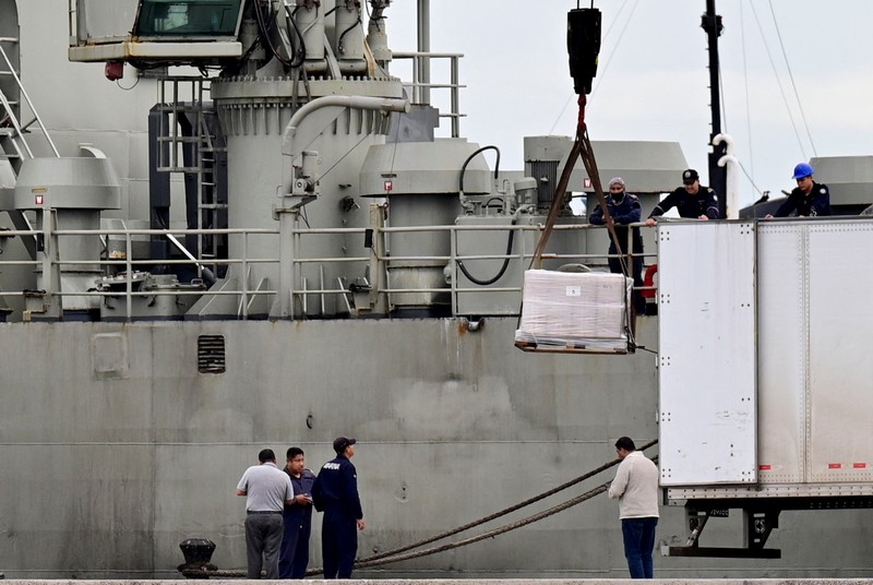 Kapal Angkatan Laut Meksiko ARM Papaloapan (A-411) berangkat dengan muatan bantuan kemanusiaan, termasuk makanan dan perlengkapan dasar lainnya, menuju Kuba, di pelabuhan Veracruz, Meksiko, 8 Februari 2026. (REUTERS/Yahir Ceballos)