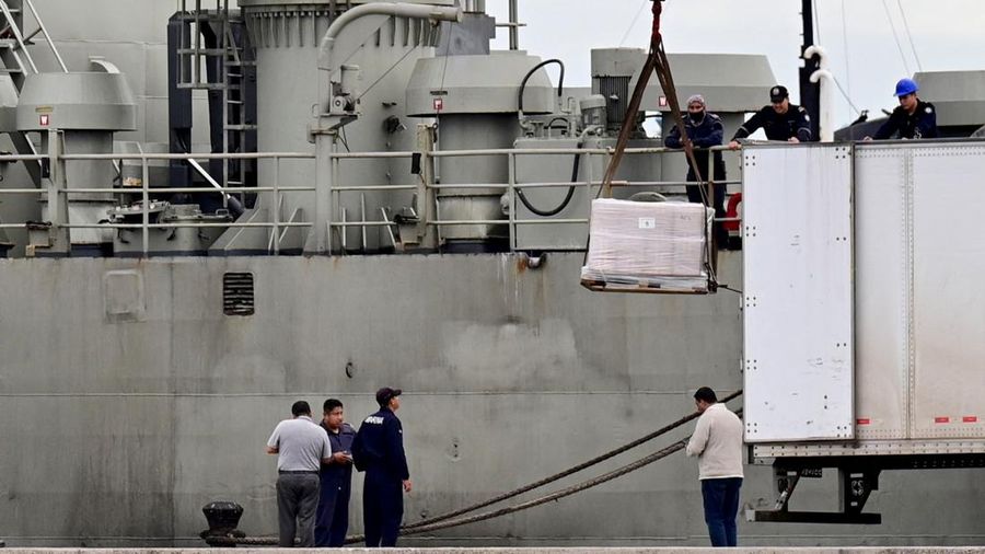 Kapal Angkatan Laut Meksiko ARM Papaloapan (A-411) berangkat dengan muatan bantuan kemanusiaan, termasuk makanan dan perlengkapan dasar lainnya, menuju Kuba, di pelabuhan Veracruz, Meksiko, 8 Februari 2026. (REUTERS/Yahir Ceballos)