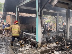 Si Jago Merah Membakar Hangus 5 Kios-2 Motor di Pasar Loak Banyuwangi