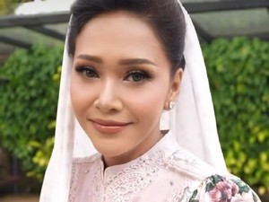 Maia Estianty Melenggang Pakai Baju Ivan Gunawan di 7 Bulanan Alyssa Daguise